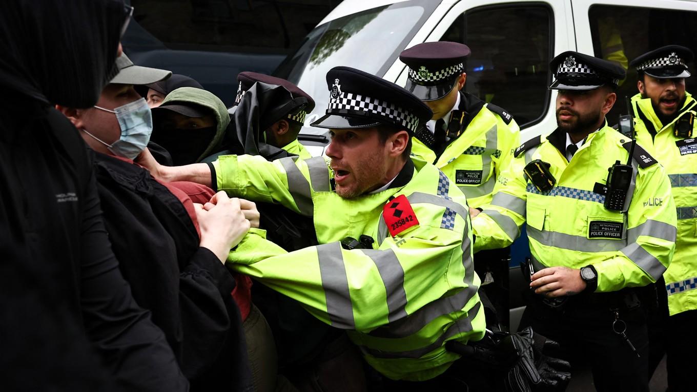 Efter flera skandaler har allmänhetens förtroende för den brittiska polisen naggats i kanten. På ett år har 593 poliser avskedats. Foto: Henry Nicholls/AFP via Getty Images