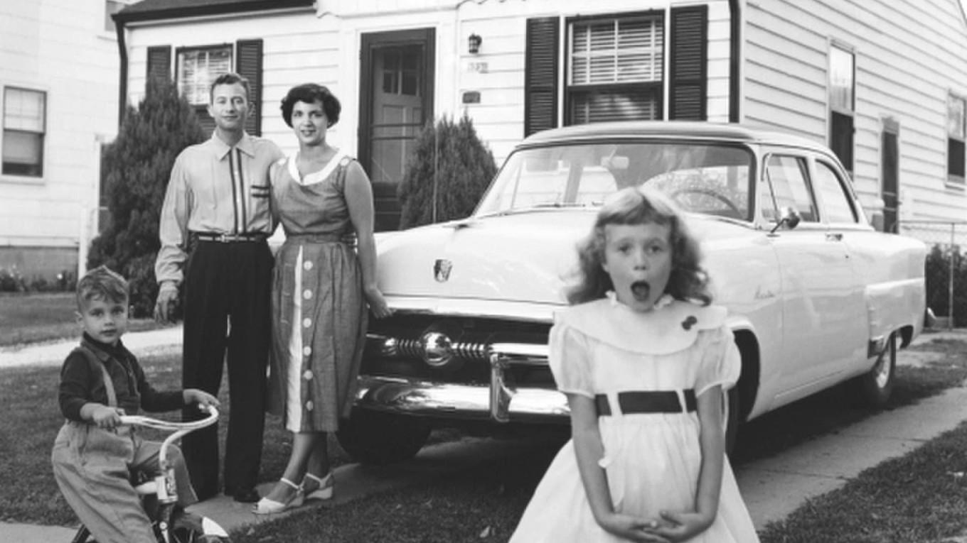 Politik utan förankringar i familj och lokalsamhälle blir lätt likt en mardröm. Fotografi av en amerikansk familj under 1950-talet. Foto: Jun Miki