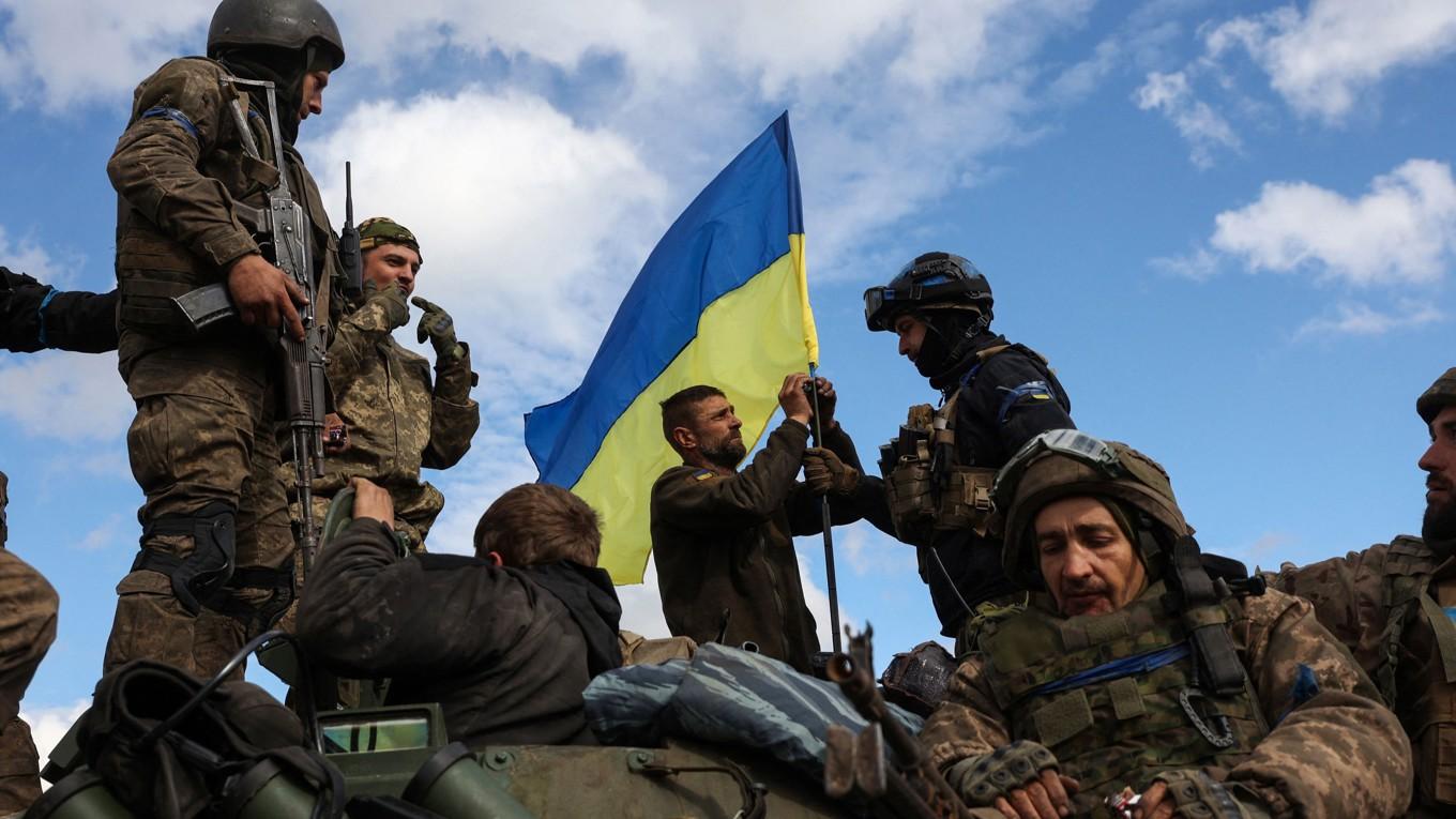 Ukrainska soldater ovanpå en pansarbandvagn på en väg nära Lyman i Donetskregionen den 4 oktober 2022. Foto: Anatolii Stepanov/AFP via Getty Images