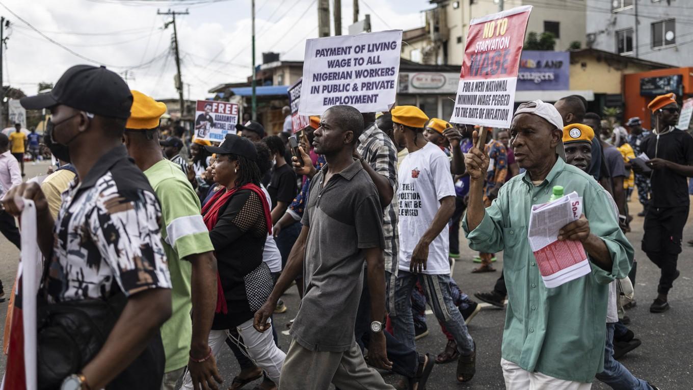 Demonstranter protesterar mot regeringen i Lagos i Nigeria den 1 oktober i år. Foto: Olympia de Maimont/AFP via Getty Images