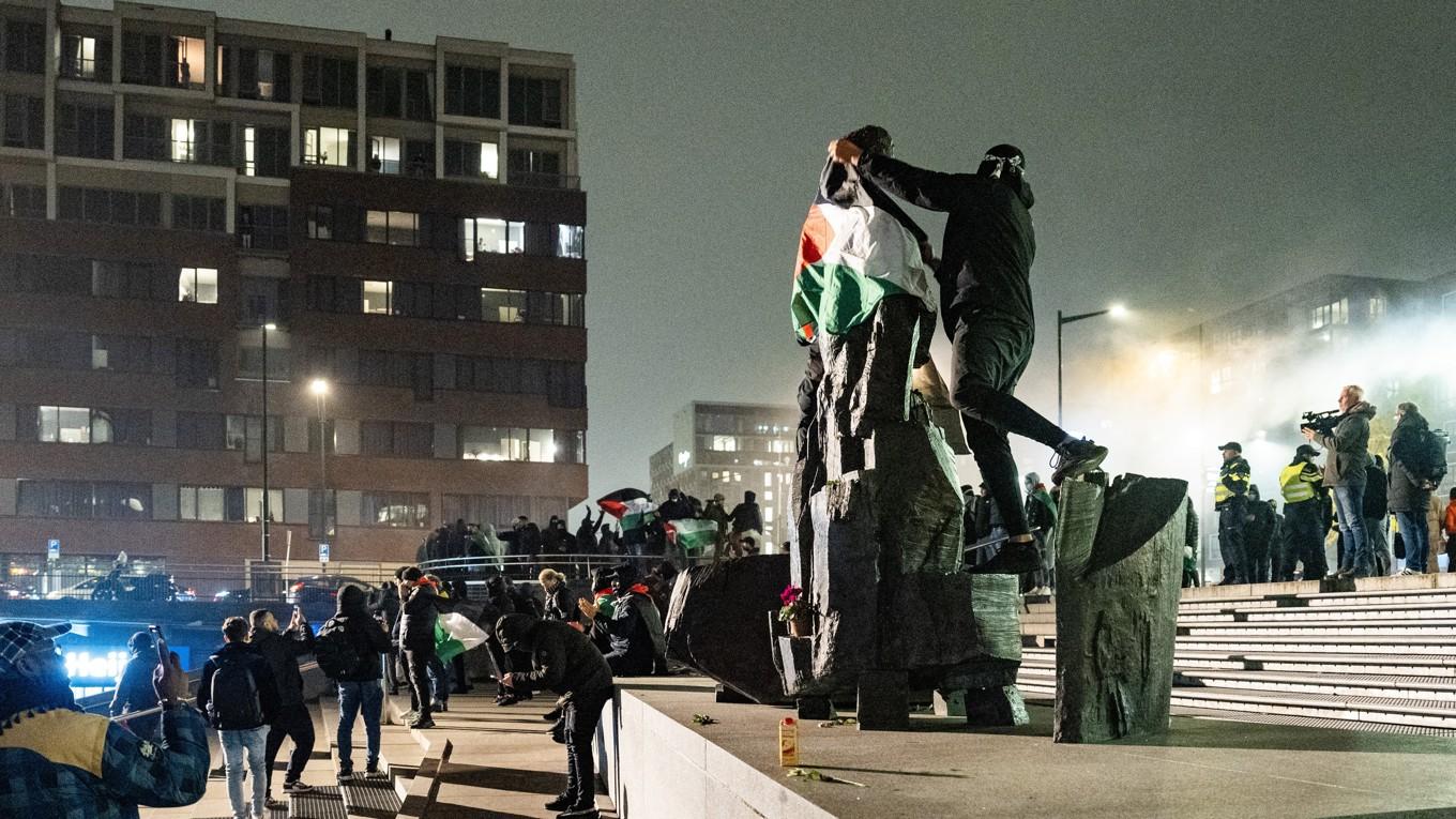 Propalestinska personer demonstrerar på Anton de Komplein-torget i Amsterdam inför fotbollsmatchen mellan Ajax och Maccabi Tel Aviv den 7 november. Foto Jeroen Jumelet/ANP/AFP via Getty Images