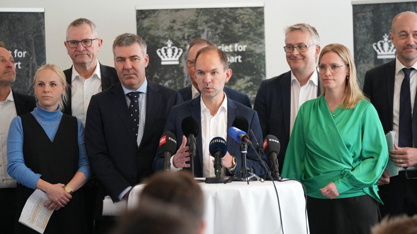 Jeppe Bruus (S), minister för det gröna trepartsavtalet, talar på en pressträff den 18 november. Foto: Ida Marie Odgaard/Ritzau Scanpix/AFP via Getty Images