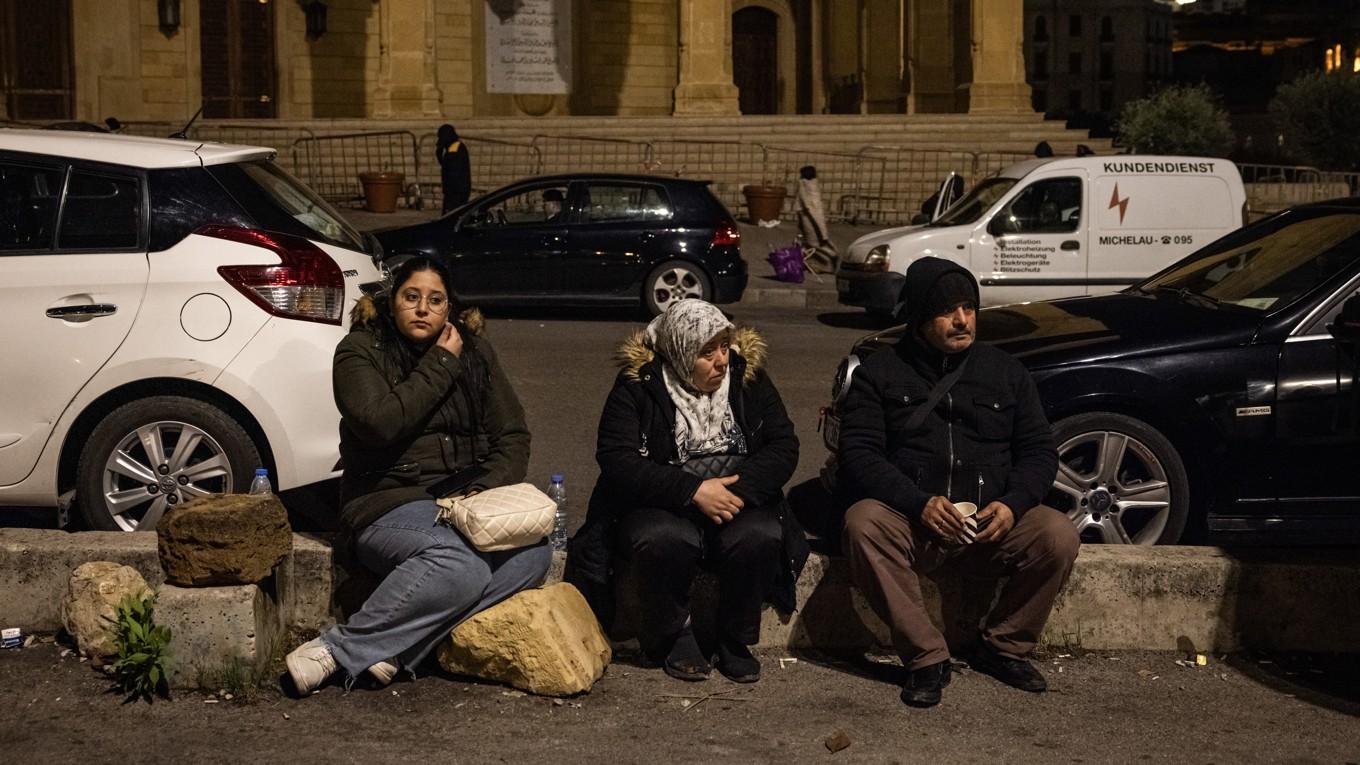 Libaneser sitter på Martyrtorget i Beirut den 26 november. Israel har nu godkänt ett avtal med eldupphör med terrororganisationen Hizbollah. Foto: Ed Ram/Getty Images