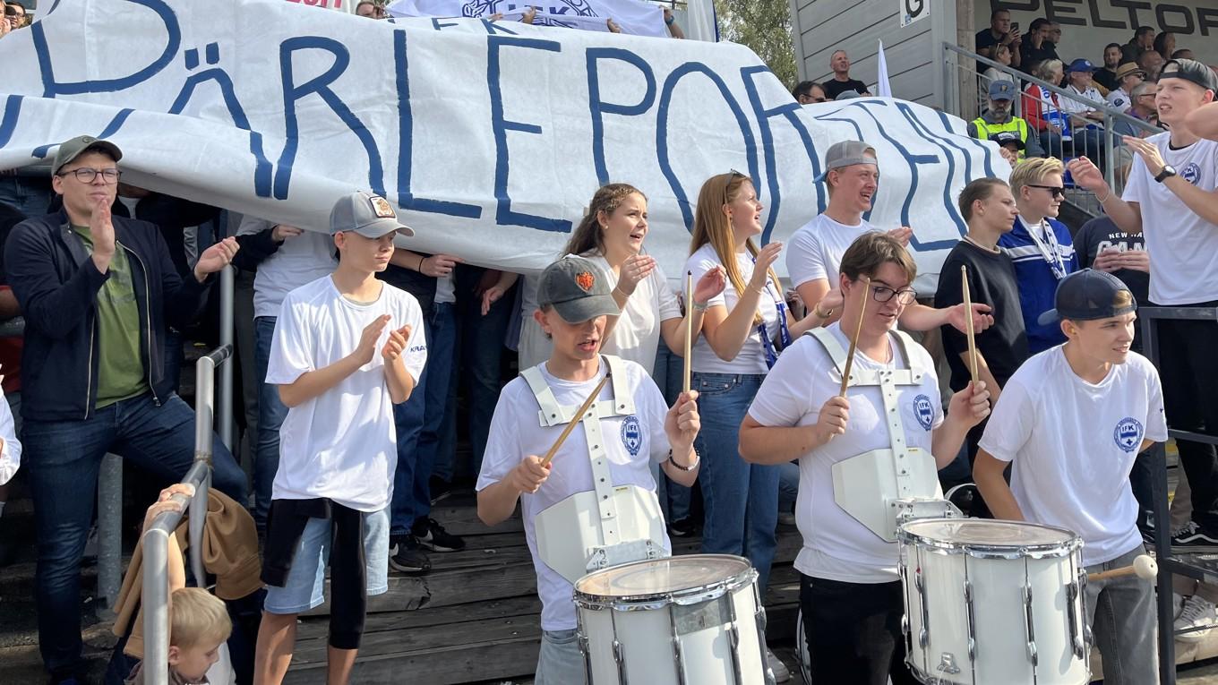 IFK Värnamo tog hjälp av Pingstkyrkan, och nu gör hejarklacken Pärleporten succé hemma på Finnvedsvallen. Klacken inleder med gudstjänst, och sedan blir det hamburgare och fotboll.
Foto: Privat