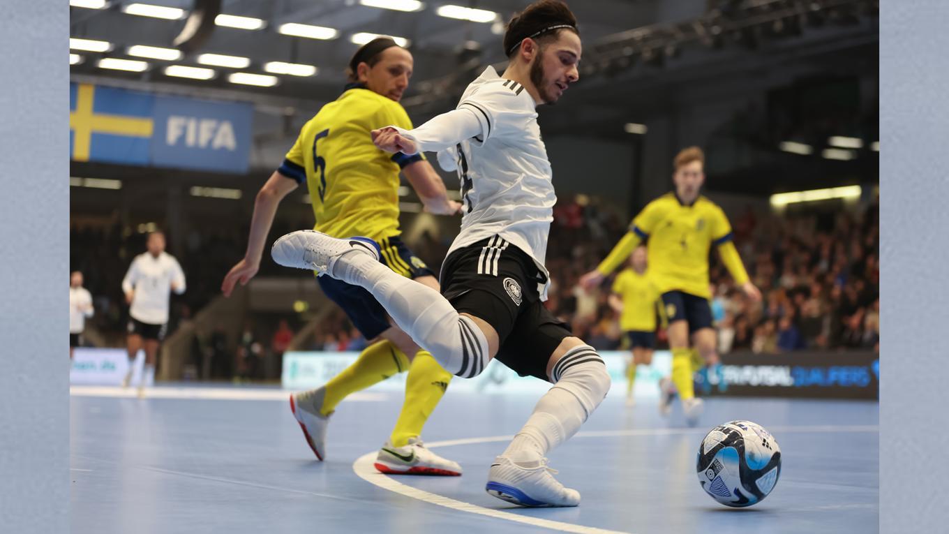 Svenska Fotbollförbundet skär ned budgeten för futsal med närmare 70 procent. Nu möts ordförande Fredrik Reinfeldts beslut av 
hård kritik.   
Foto: Christian Kaspar-Bartke/Getty Images