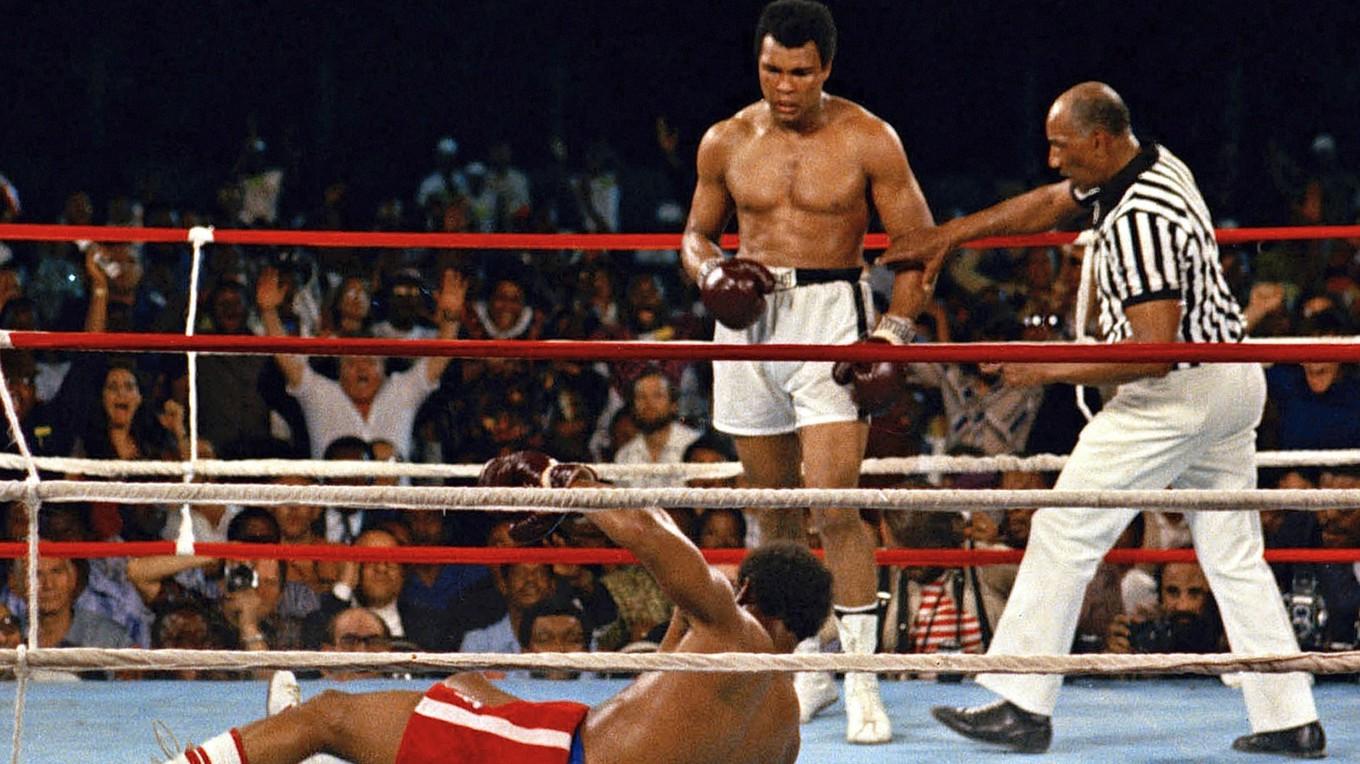 Knocken. Det osannolika har just hänt. George Foreman stupar och Ali vinner den oförglömliga matchen inför 60 000 jublande fans och cirka en miljard tv-tittare. Foto: AP/TT