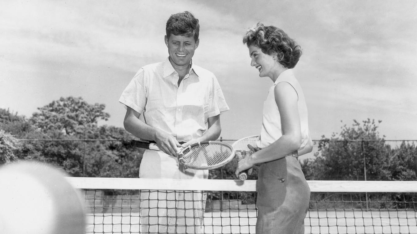 Den dåvarande senatorn John F. Kennedy (1917–1963) och hans fru, Jacqueline Kennedy (1929–1994), på tennisbanan i Hyannis Port den 27 juni 1953. Alltsedan 1926 har Kennedy-klanen residerat i Hyannis Port på Cape Cod i delstaten Massachusetts. Enligt en före detta tennistränare till Jackie var det hennes tennisspelande under hennes tid som USA:s första dam som gjorde att sporten fick en renässans i USA: ”Tack vare presidentfrun skulle alla, även de som aldrig provat på sporten tidigare, plötsligt spela tennis.” Foto: Hulton Archive/Getty Images