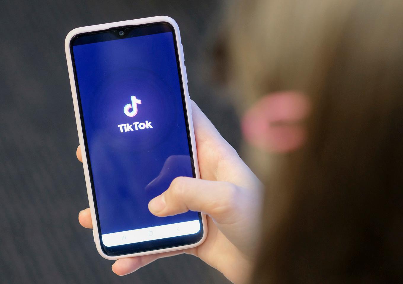 Sociala medie-appen Tiktok riskerar fortfarande ett förbud i USA. Arkivbild. Foto: Jens Kalaene/AP/TT