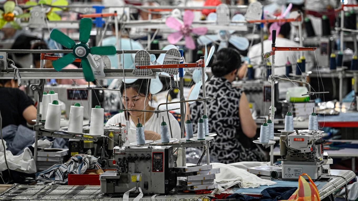 Arbetare på en textilfabrik som levererar kläder till e-handelsföretaget Shein i Guangzhou i Guangdongprovinsen. Foto: Jade Gao/AFP via Getty Images