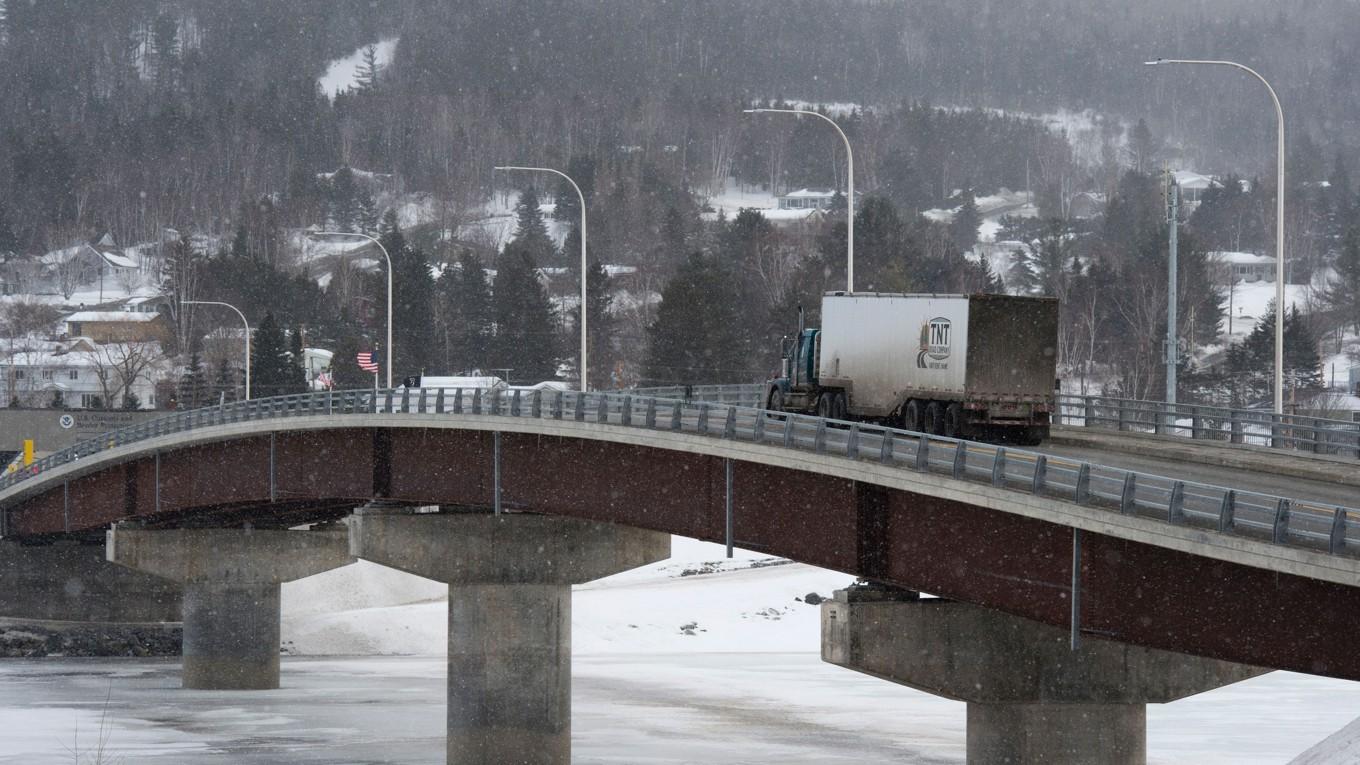 Provinsen New Brunswick ligger i sydöstra Kanada. Här syns bron på gränsen mellan kanadensiska Clair och amerikanska Maine. Foto: Don Emmert/AFP via Getty Images