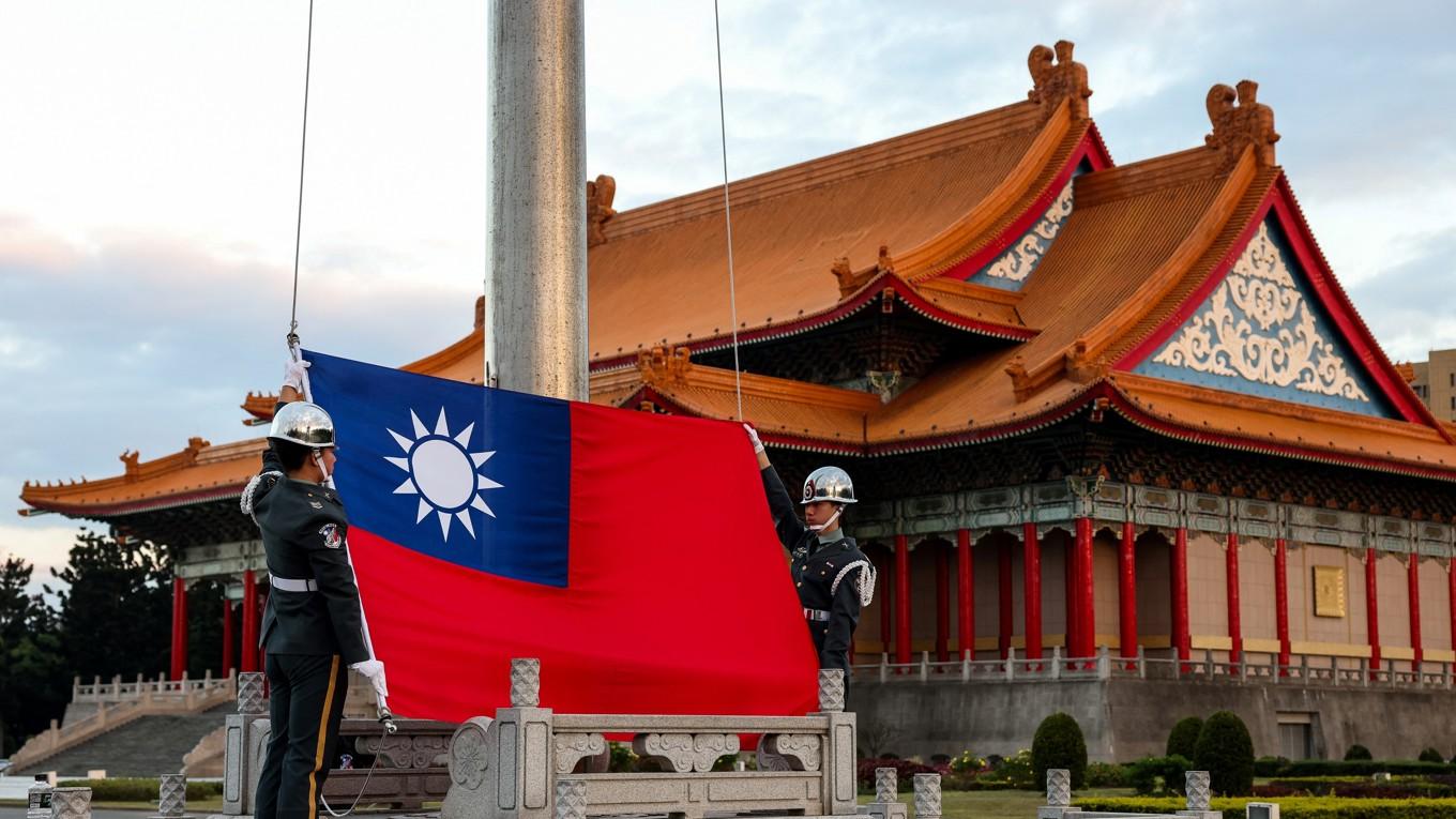 Taiwans nationsflagga hissas vid Democracy Boulevard utanför Chiang Kai-sheks minneshall i Taipei. En invasion från Kina skulle kunna innebära risk för kärnvapenkrig mellan USA och Kina. Foto: I-HWA Cheng/AFP via Getty Images