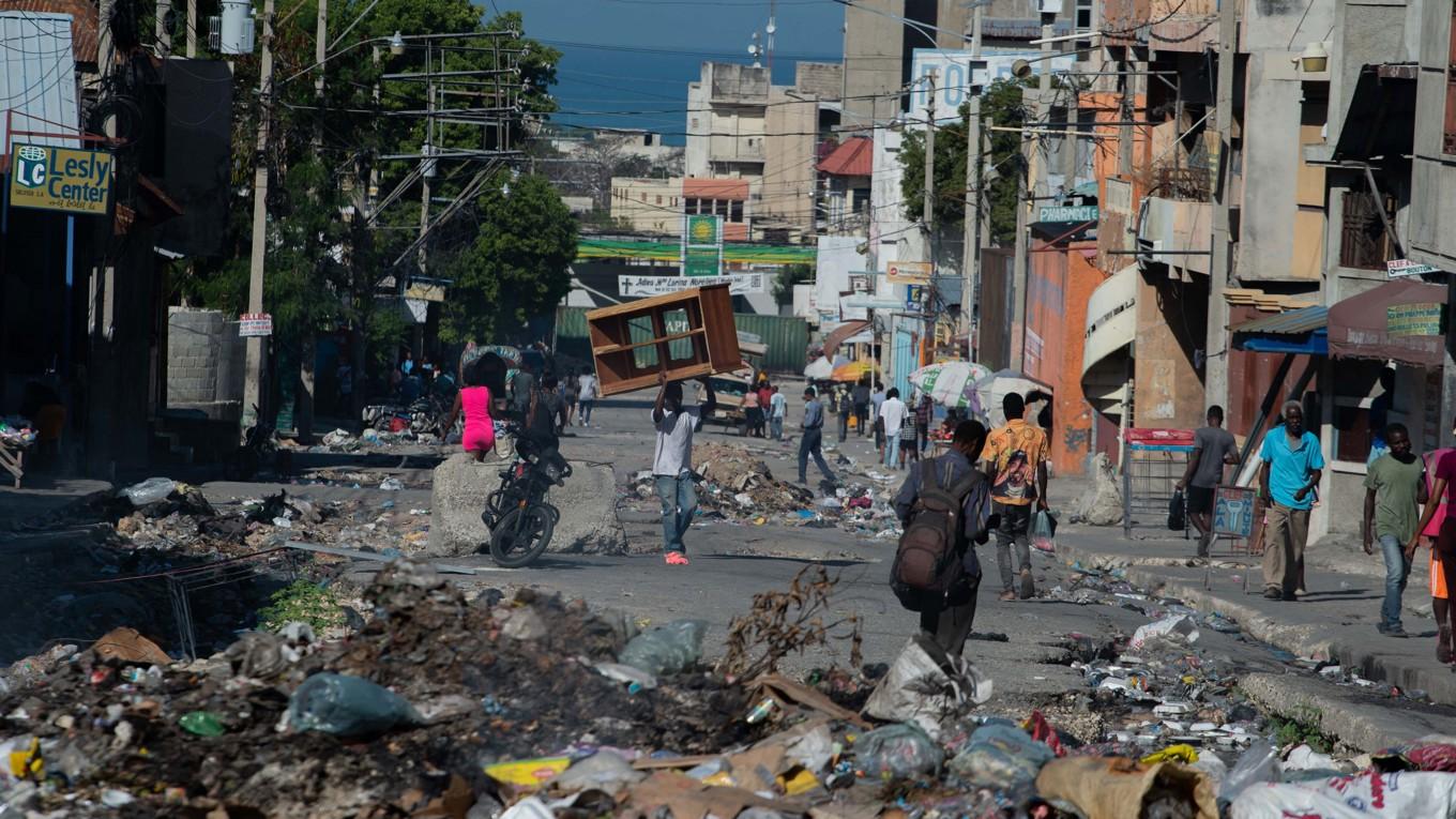 Invånare i Haitis huvudstad Port-au-Prince den 9 december efter att gäng tagit kontroll över området två dagar tidigare och dödat över 200 människor. Foto: Clarens Siffroy/AFP via Getty Images