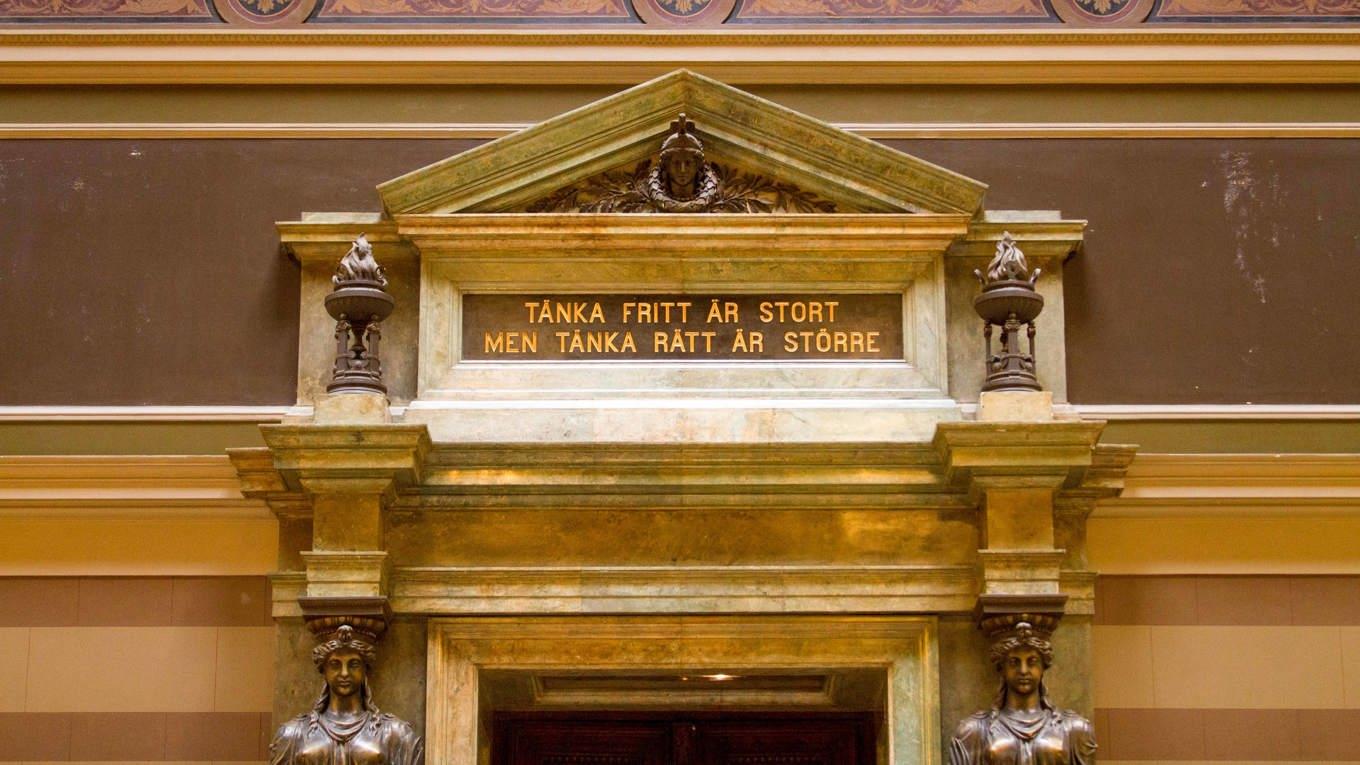 ”Tänka fritt är stort, men tänka rätt är större”. Thomas Thorilds ord bildar devis ovanför dörren till Uppsala universitets aula. Foto: Uppsala universitet