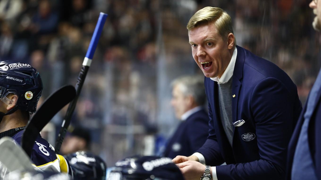 HV 71:s tränare Anton Blomqvist fick en tuff start på sin första säsong i SHL. Men efter en fantastisk uppryckning slutar Jönköpingslaget året som ligans formstarkaste lag. Foto: Stefan Jerrevång/TT