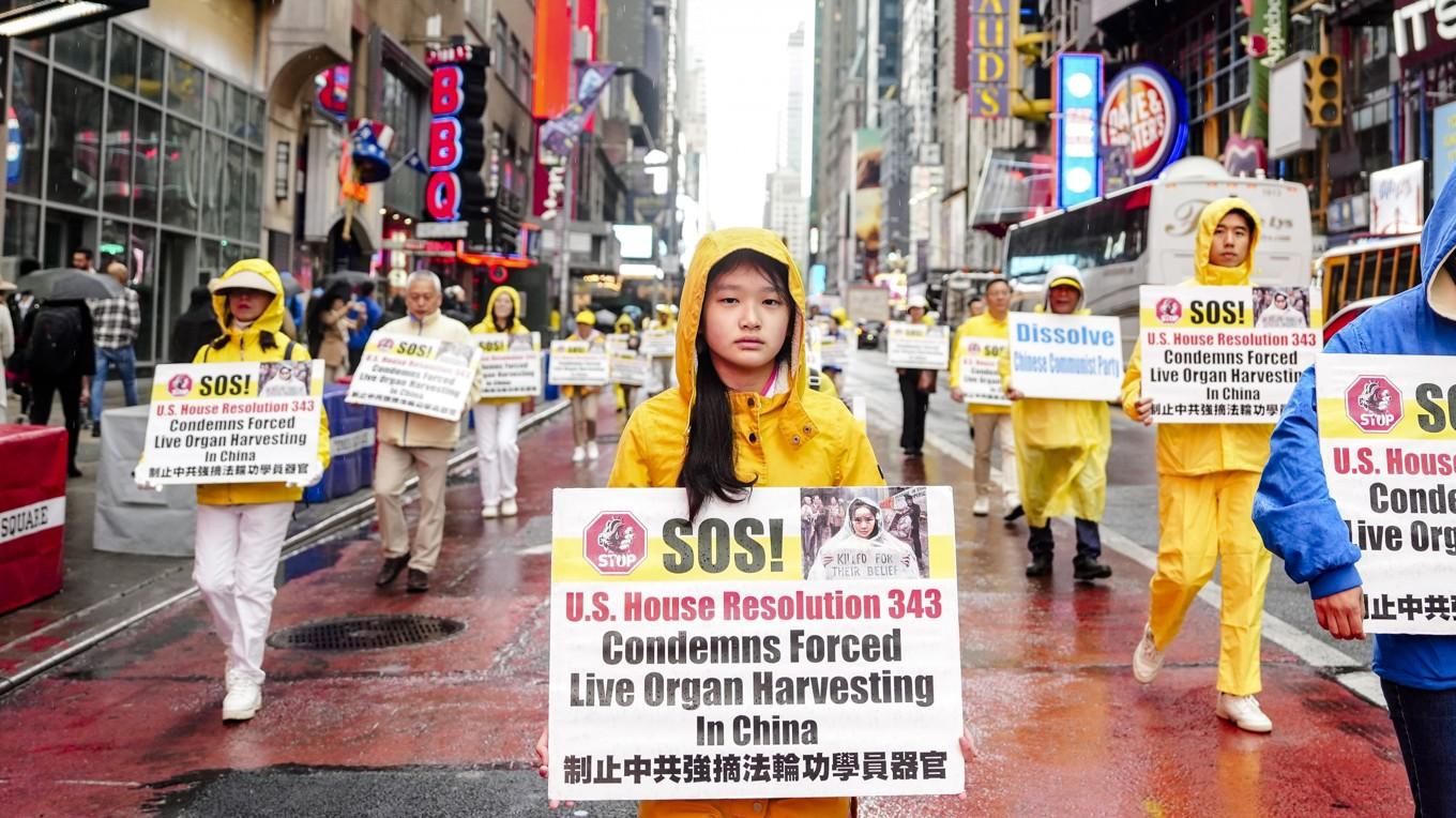 Falun Gong-utövare demonstrerar i New York den 10 maj 2024 för att väcka uppmärksamhet kring Kinesiska kommunistpartiets organskörd från levande människor. Foto: Samira Bouaou