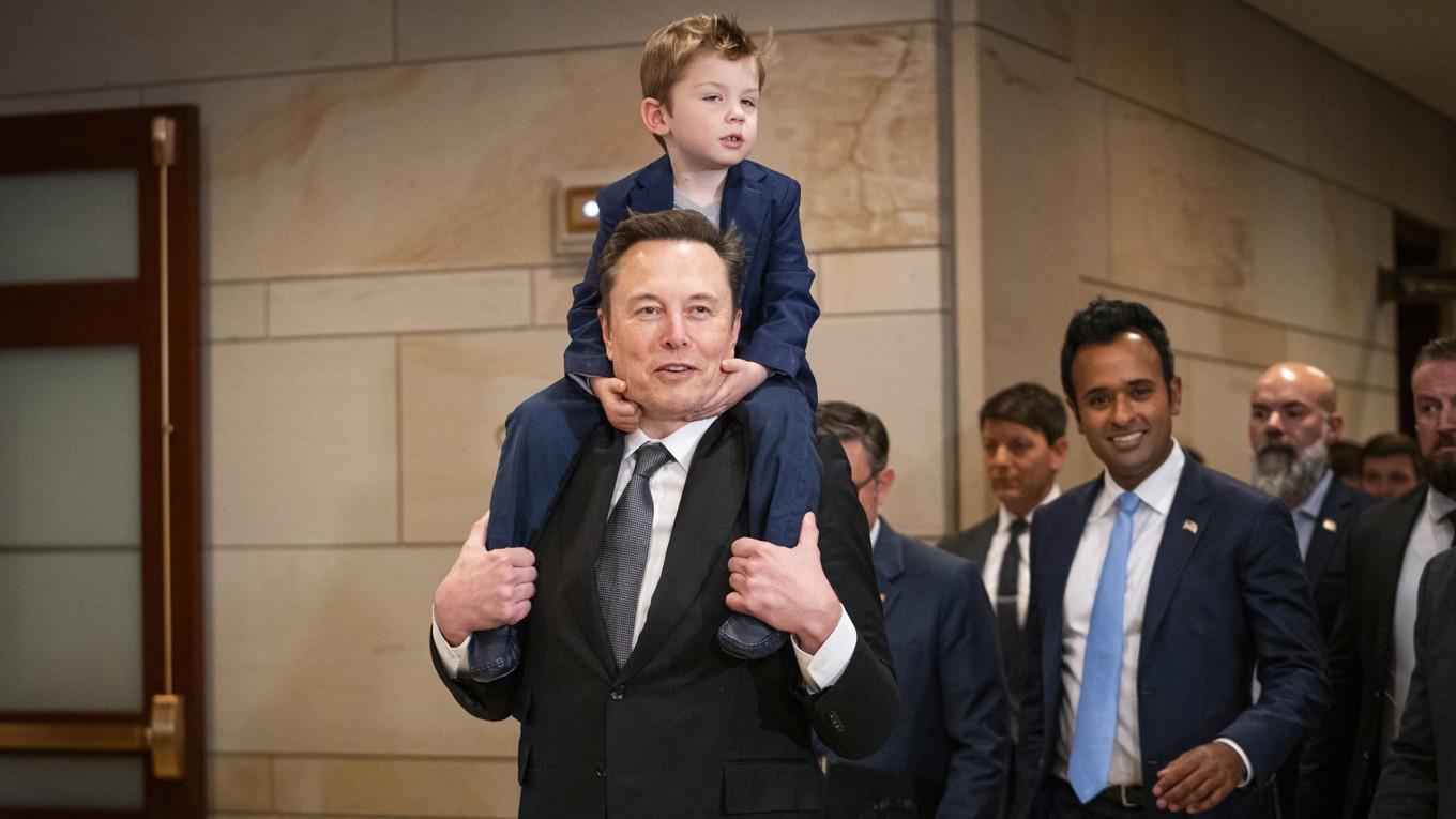 Elon Musk tillsammans med sin son och entreprenören Vivek Ramaswamy anländer inför ett möte med representanthusets talman Mike Johnson i kongressen i Washington DC den 5 december. Foto: Madalina Vasiliu