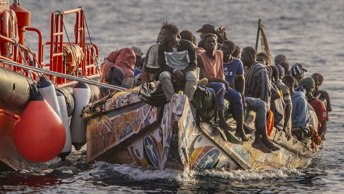 En båt med migranter från Senegal vid hamnen La Restinga på kanarieön El Hierro den 28 november. Foto: Antonio Sempere/AFP via Getty Images