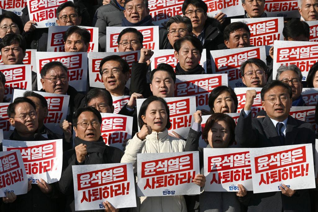 Demonstranter från oppositionen i Sydkorea kräver president Yoon Suk-Yeols avgång i Seoul. Foto: JUNG YEON-JE/AFP via Getty Images