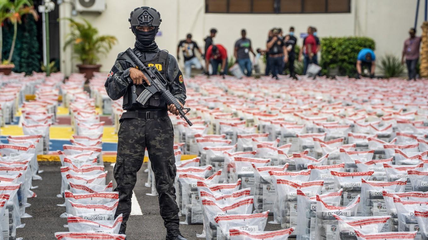 På bilden, som är tagen den 6 december, ser man ett omfattande beslag av kokain i Santo Domingo i Dominikanska republiken. Enligt myndigheter är det största beslaget i landets historia. Foto: Francesco Spotorno/AFP via Getty Images