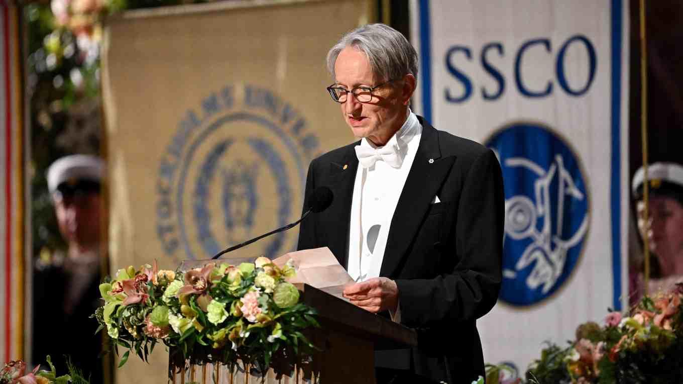 2024 fick Geoffrey Hinton Nobelpriset i fysik. Han räknas som AI:s fader. I sitt tal på Nobelfesten lyfte han fram fördelarna men pekade även på farorna.
Foto: Jonathan Näckstrand/AFP via Getty Images