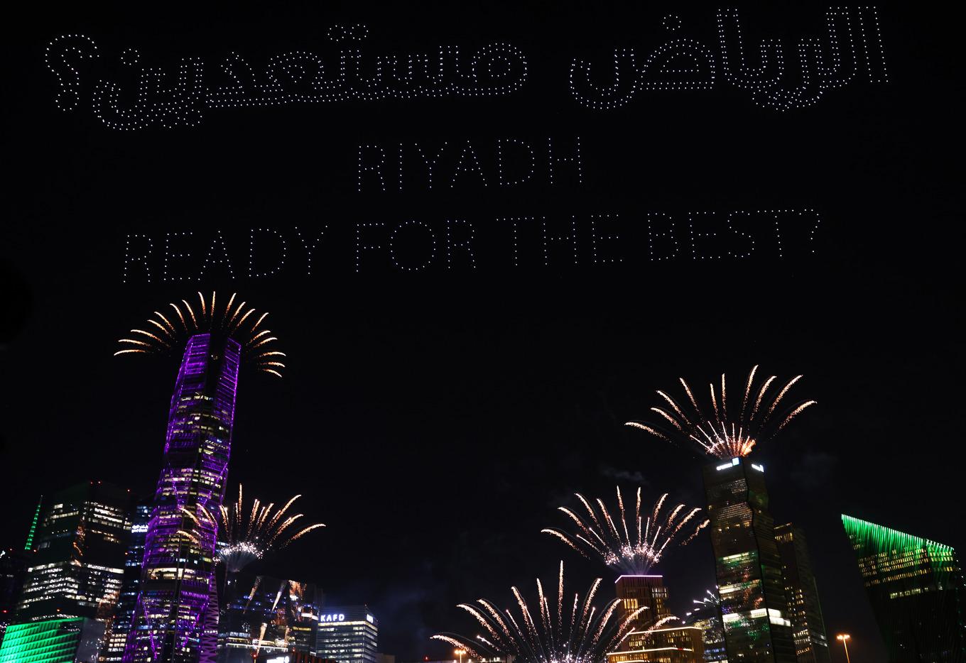 Drönarshow i Saudiarabiens huvudstad Riyadh efter beskedet om att landet arrangerar fotbolls-vm 2034. Epoch Times sportchef är djupt kritisk till Sveriges inställning i frågan. Christophe Viseux/Getty Images for Saudi Arabian Football Federation