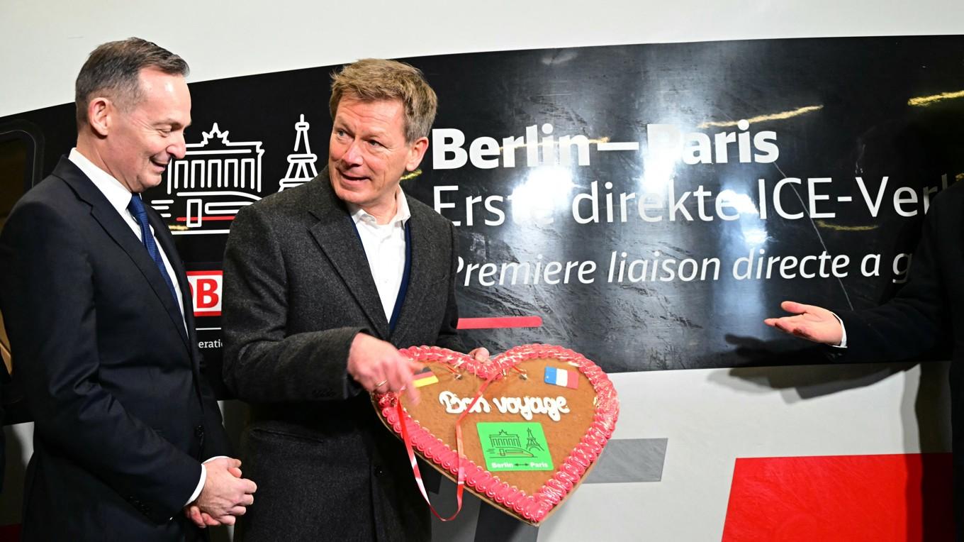 Richard Lutz, vd för Deutsche Bahn (till höger), tillsammans med den tyske transportministern Volker Wissing den 16 december. Foto: Tobias SchwarzA/AFP via Getty Images