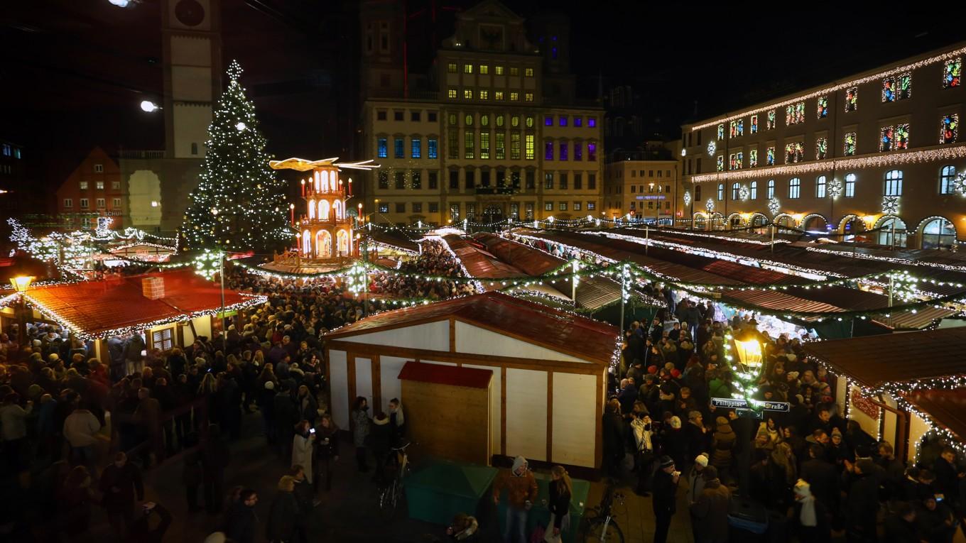 På bilden ser man människor besöka en julmarknad den 23 november 2015 i Augsburg i Tyskland. Foto: Karl-Josef Hildenbrand/DPA/AFP via Getty Images