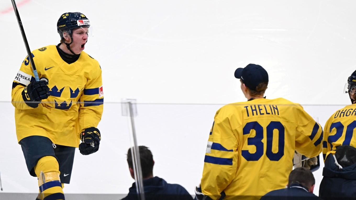 Både Otto Stenberg, till vänster, och Melker Thelin var med i JVM-laget förra året, då det blev förlust med 2–6 i finalen mot USA. I år siktar man på att vinna guldet. Foto: Björn Larsson Rosvall/TT