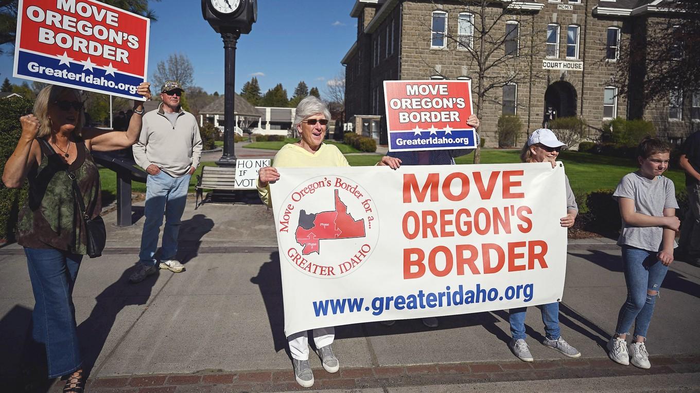 Aktivister för projektet Greater Idaho, som vill slå ihop delar av nuvarande Oregon med Idaho. Foto: Robyn Beck/AFP via Getty Images