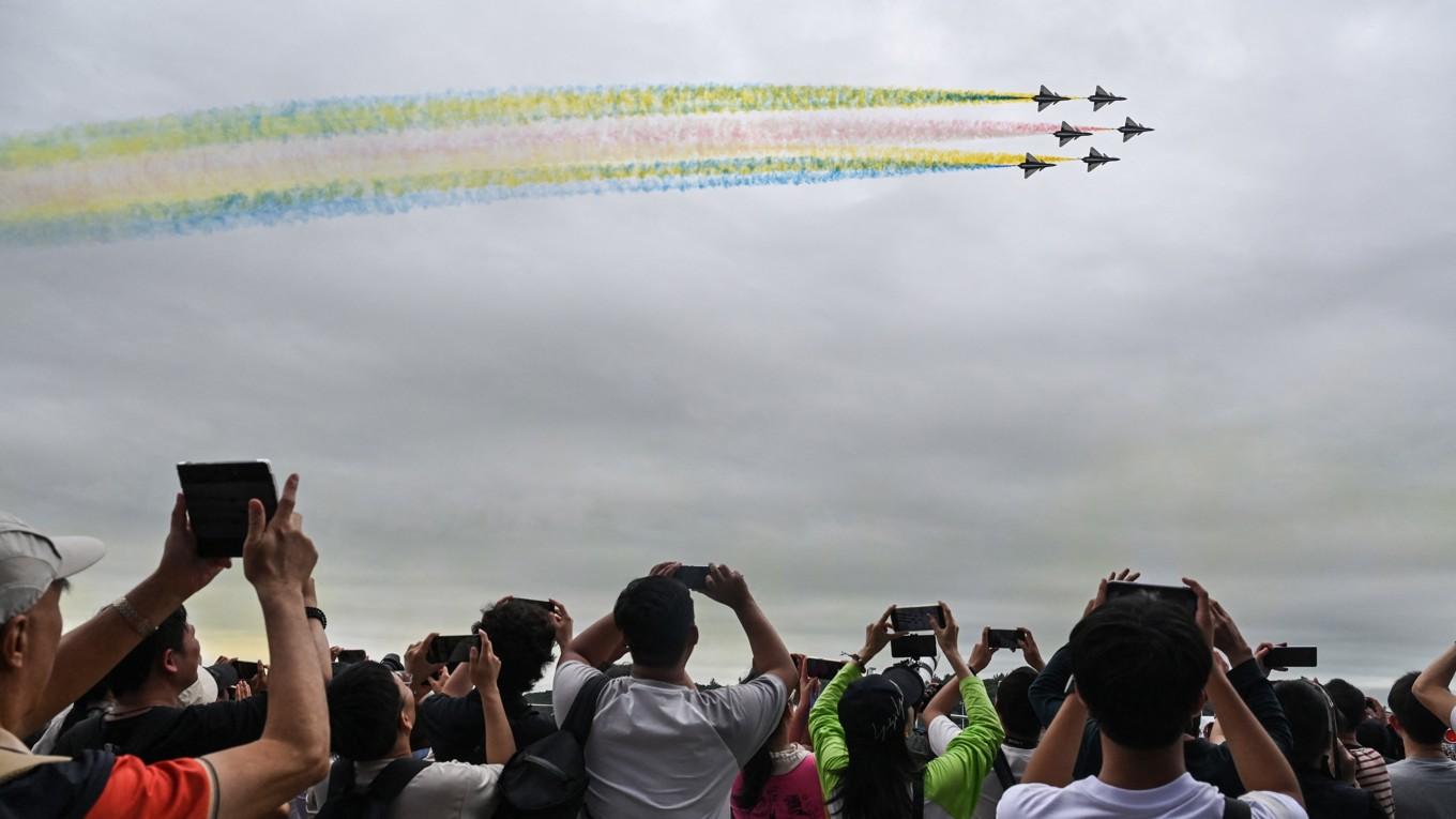 Flyguppvisning i Guangdongprovinsen i november. Möjlighet att transportera bemannade och obemannade flygplan med fartyg är en väsentlig fördel i strid. Foto: Hector Retamal/AFP via Getty Images