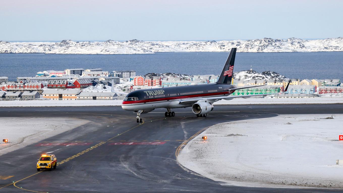 Donald Trump Jr. och medarbetare landar i Nuuk, Grönland, den 7 januari. Foto: Emil Stach/Ritzau Scanpix/AFP via Getty Images