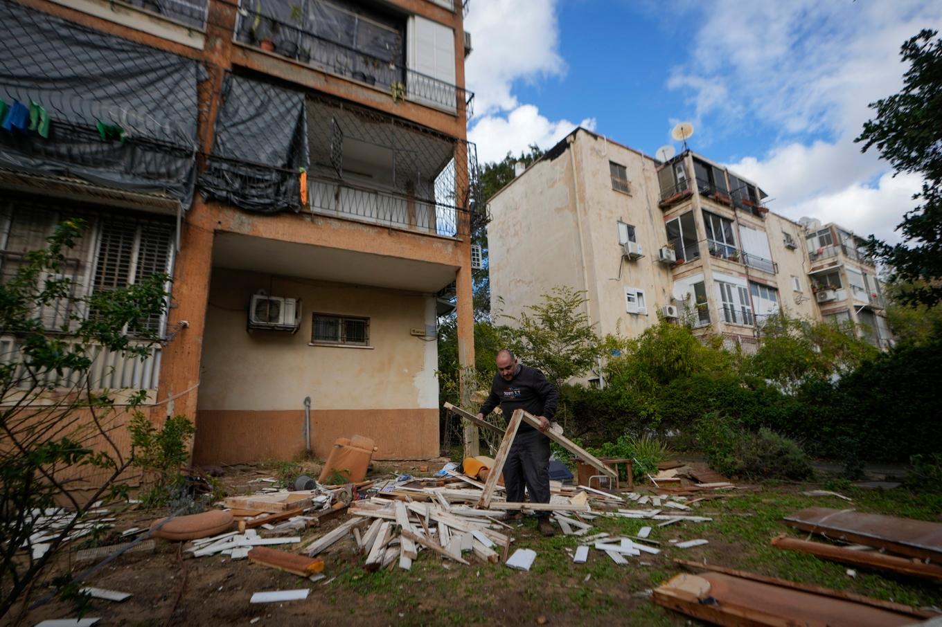 Ett hus skadat av en robot från Jemen i Tel Aviv, Israel. Bild från 31 december 2024. Foto: Matias Delacroix/AP/TT