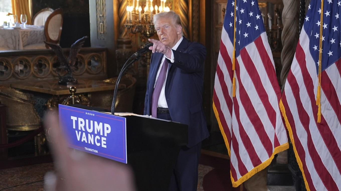 USA:s blivande president Donald Trump håller presskonferens i residenset Mar-a-Lago i Florida. Foto: Evan Vucci/AP/TT