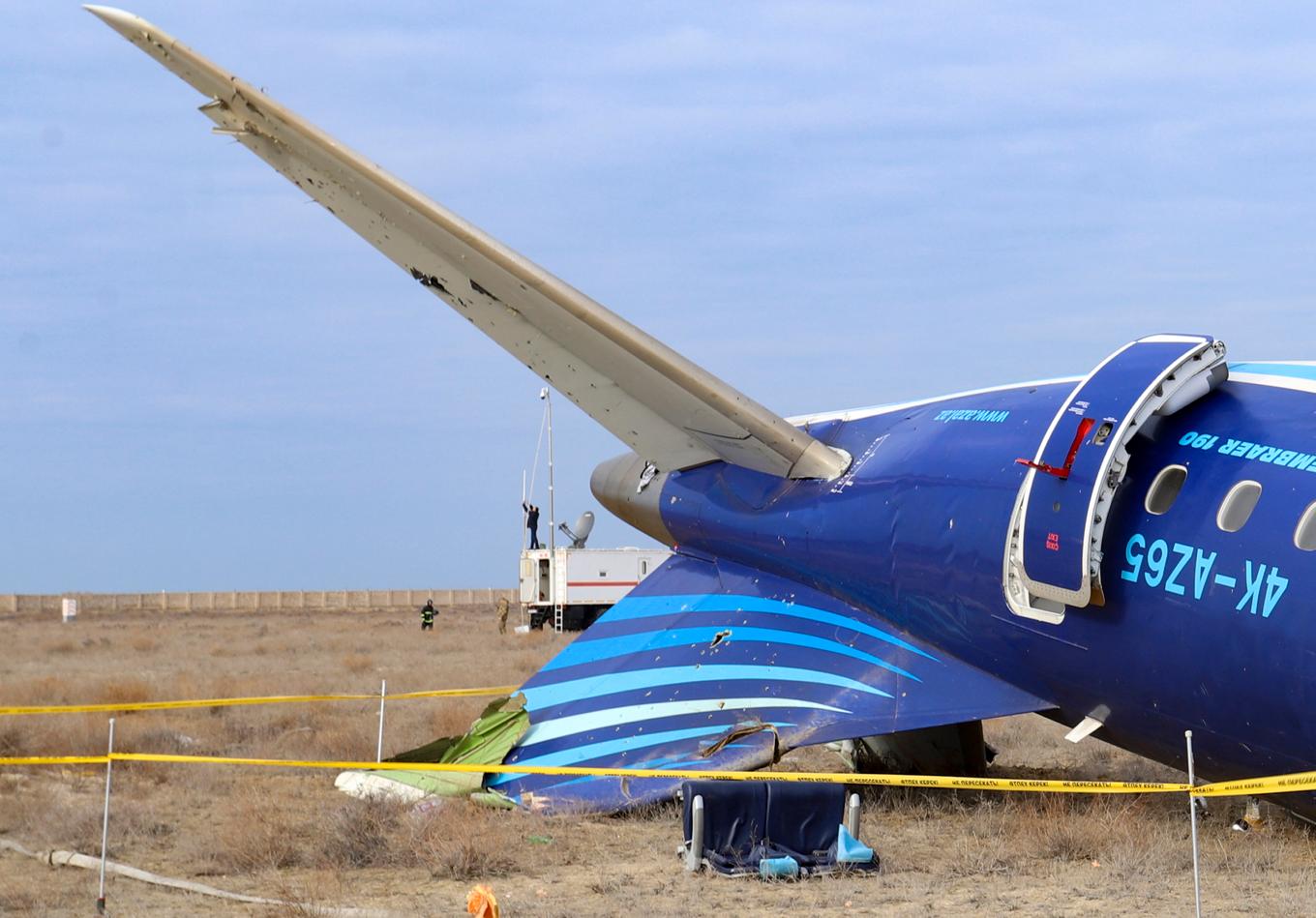 I en bild som tillhandahållits av den kazakiska provinsen Mangystau (Mangghystaw) syns flygplansvraket efter kraschen på juldagen 2024. Foto: Lokala myndigheter i Mangystau/AP/TT