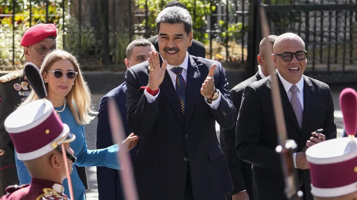 Nicolás Maduro svors på fredagen in för tredje gången som Venezuelas president. Foto: Matias Delacroix/AP/TT