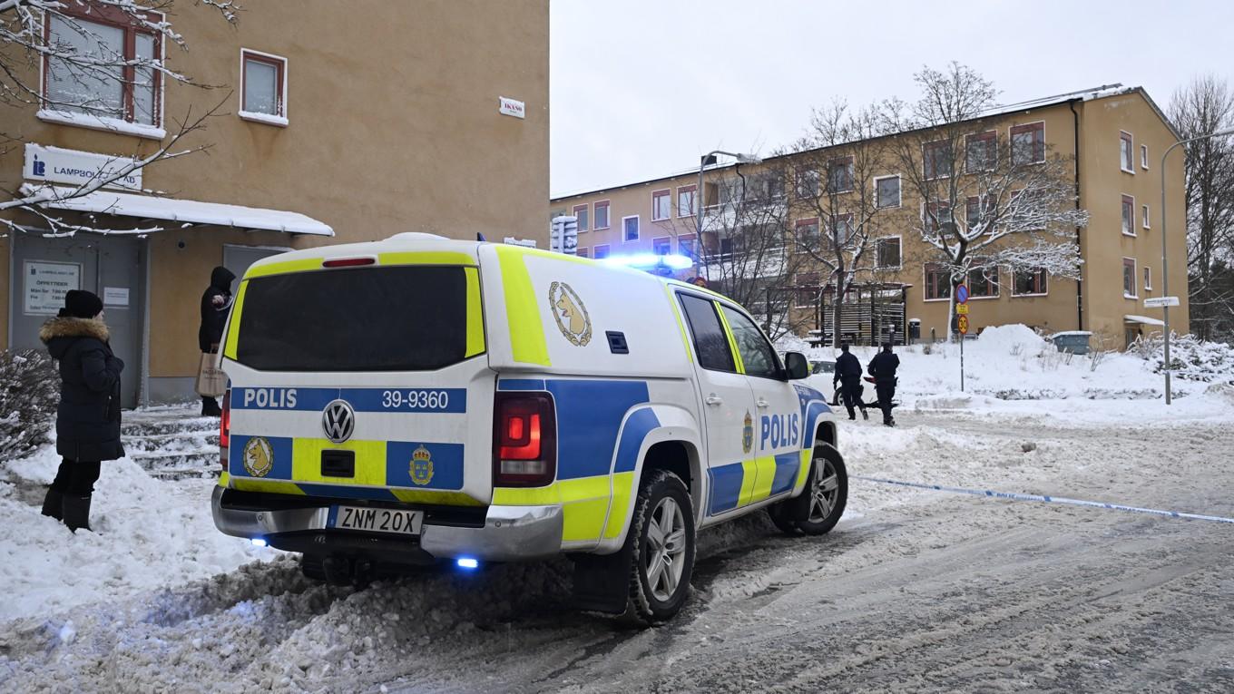 En explosion har inträffat i ett trapphus till ett flerfamiljshus i Hagsätra i södra Stockholm. Foto: Anders Wiklund/TT