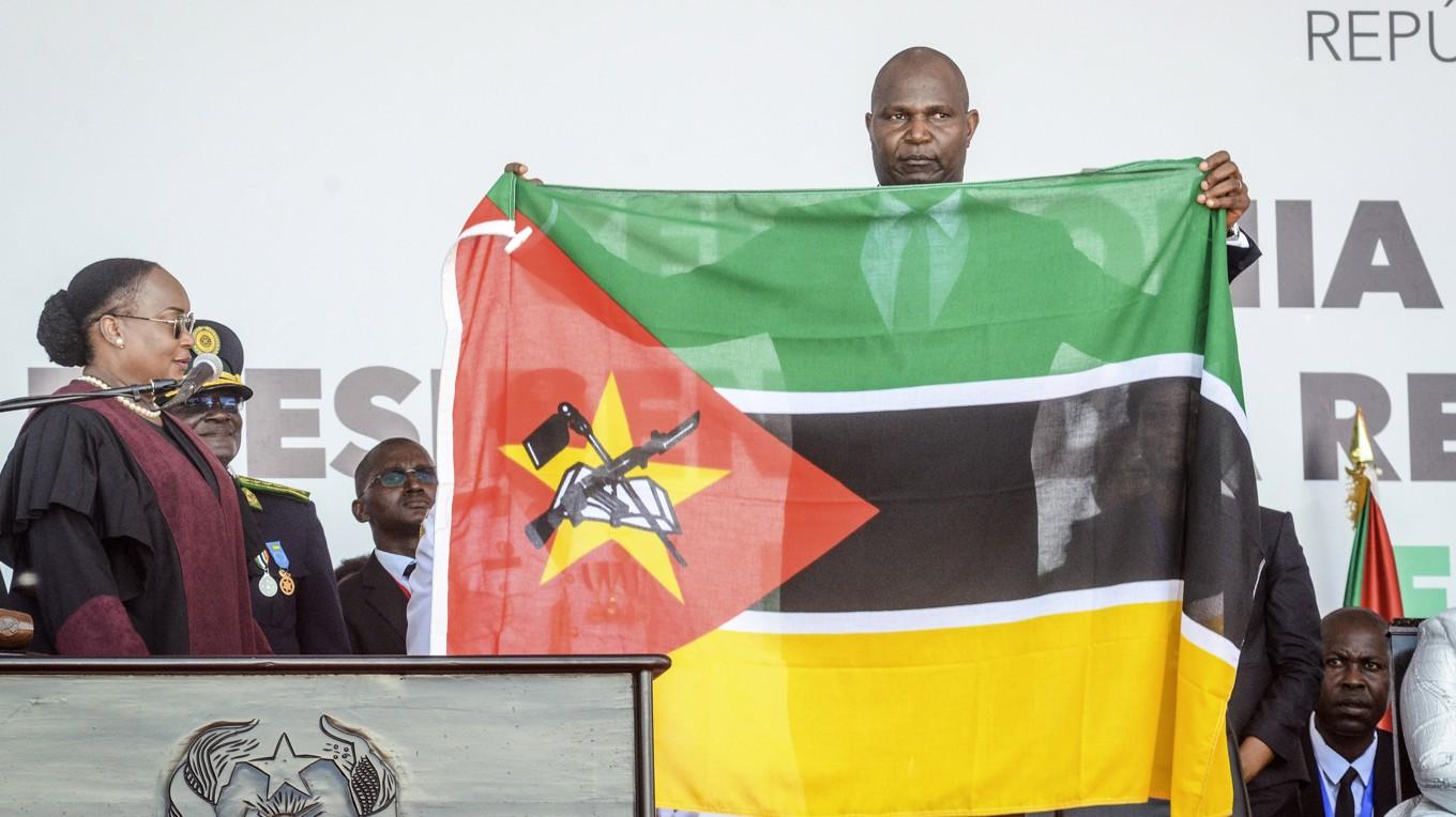 Moçambiques president Daniel Chaputo svärs in vid en ceremoni i huvudstaden Maputo. Foto: Carlos Uqueio/AP/TT