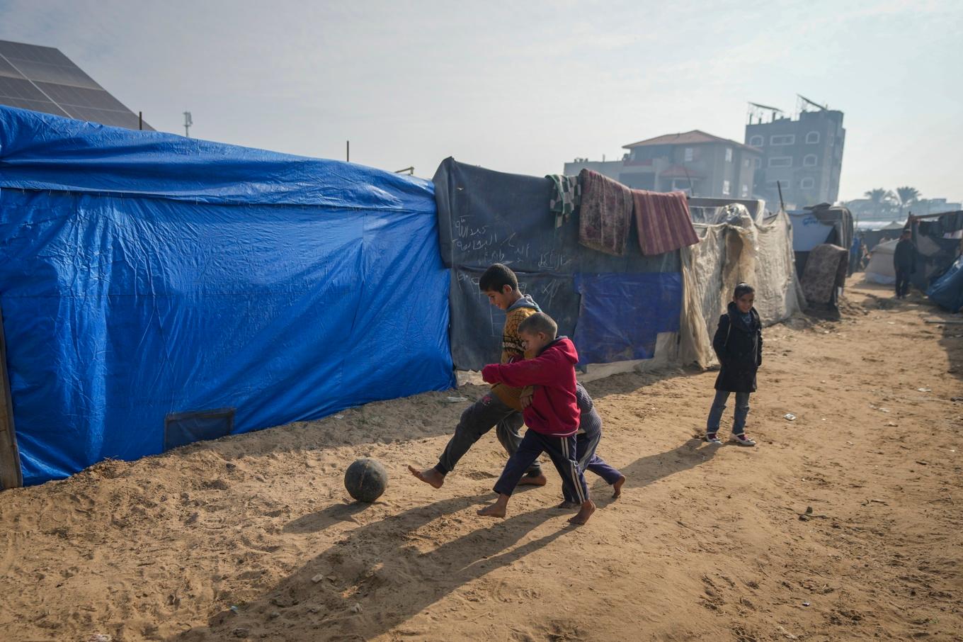 Barn spelar fotboll i ett flyktingläger i centrala Gaza på onsdagen. Foto: Abdel Kareem Hana/AP/TT