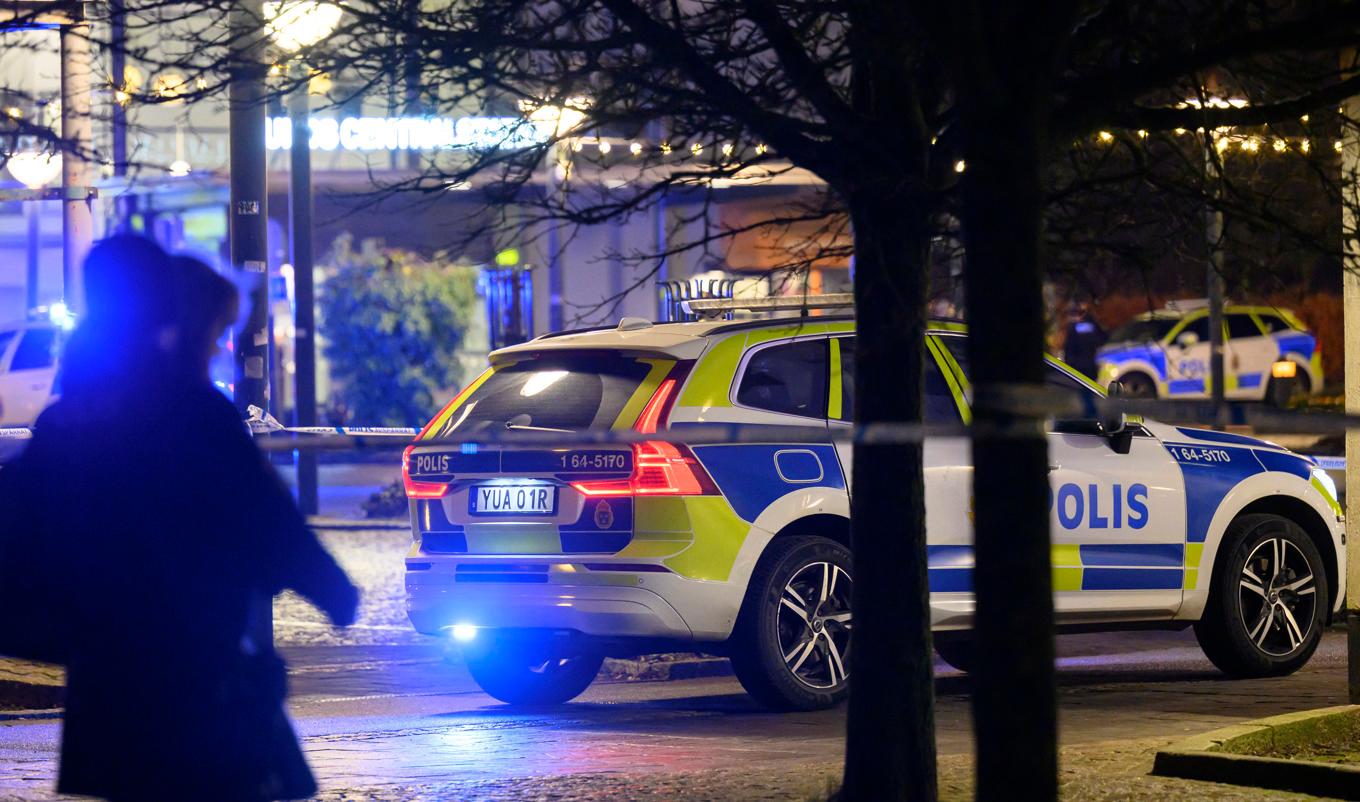 Polis på plats vid järnvägsstationen i Lund efter skottlossningen. Johan Nilsson/TT