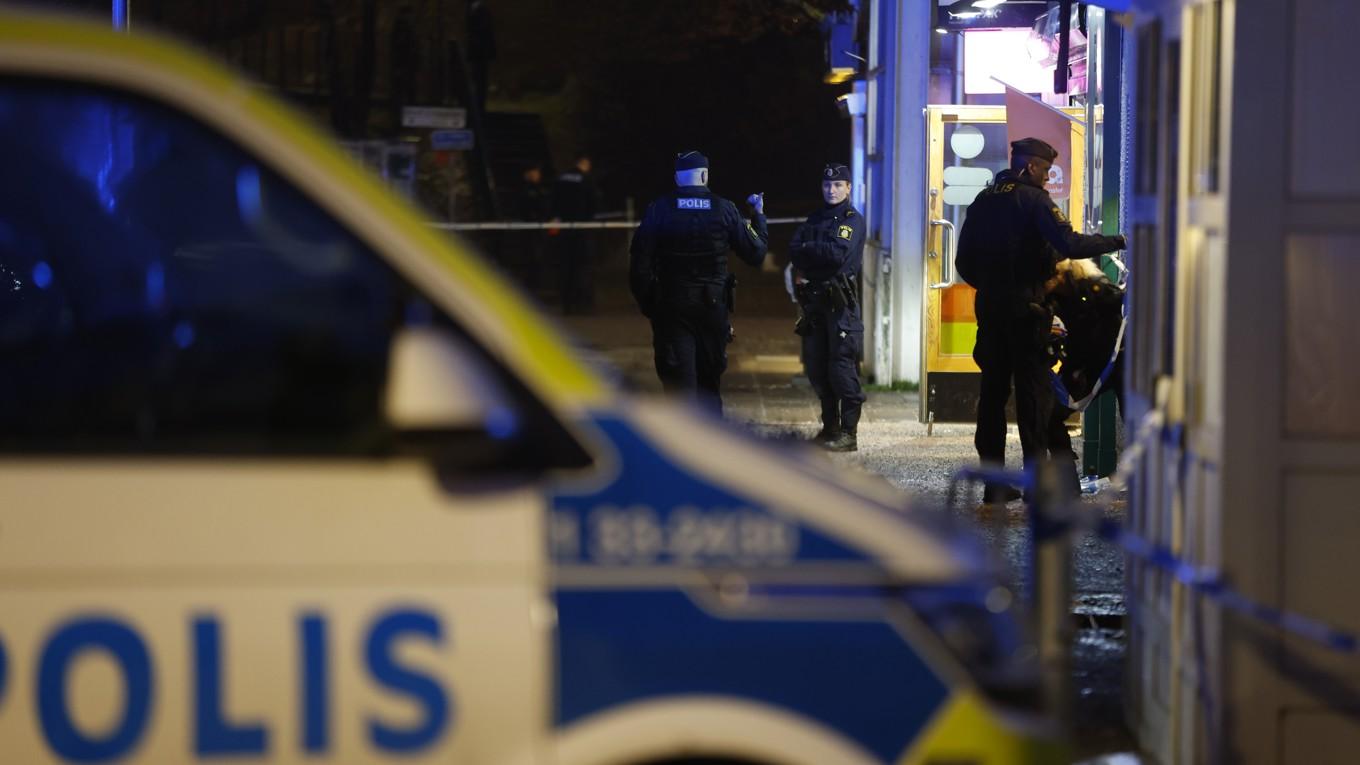 Polis på plats efter det att en person skjutits vid en kiosk i Husby i norra Stockholm på onsdagseftermiddagen. Foto: Nicklas Thegerström/TT