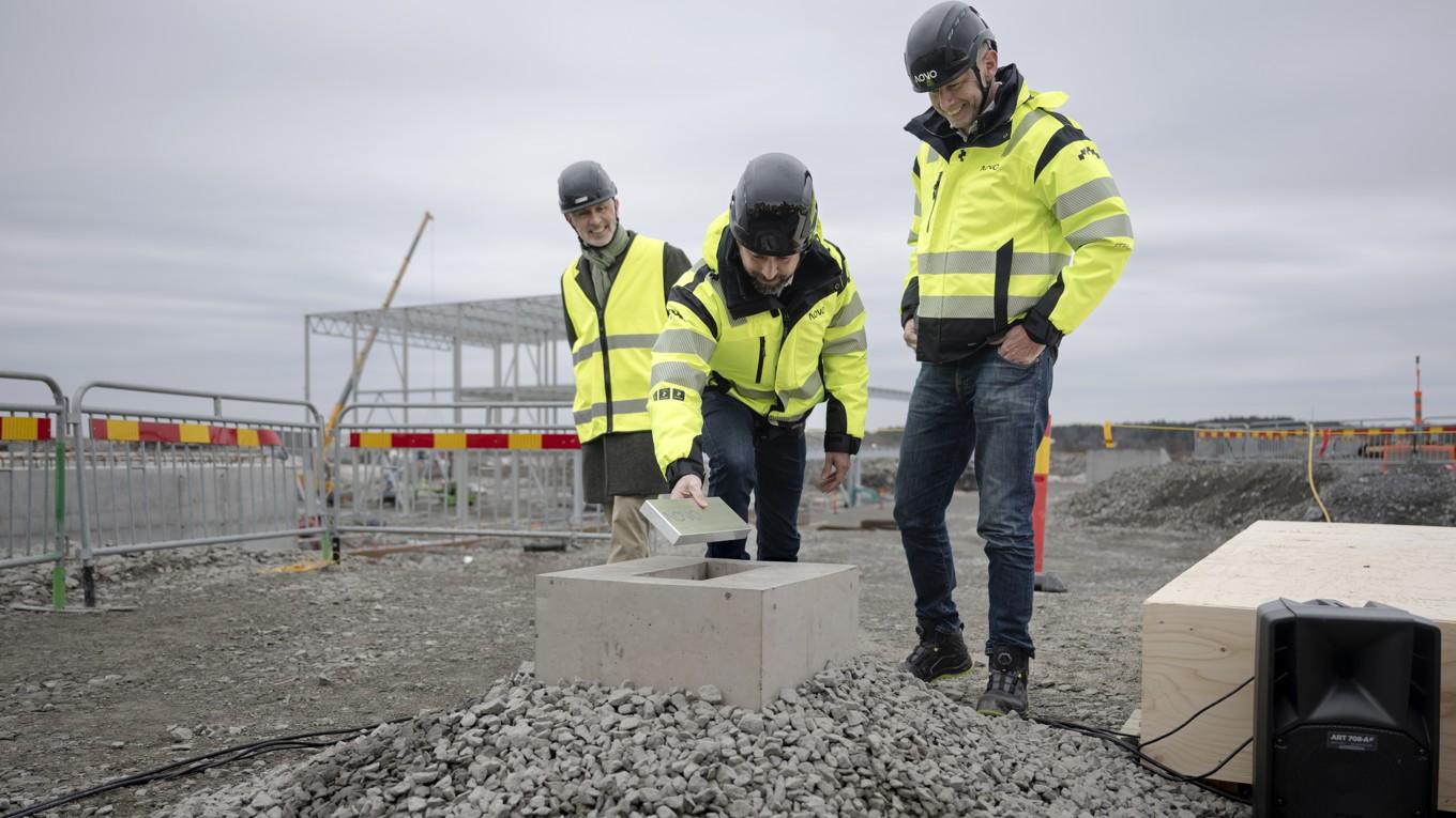 Så här glada var direktörerna våren 2024 vid den officiella byggstarten av Volvos och Northvolts nya batterifabrik i Torslanda. Jim Rowan vd Volvo Cars, Adrian Clarke vd Novo Energy och Peter Carlsson, dåvarande vd Northvolt. Foto: Björn Larsson Rosvall/TT