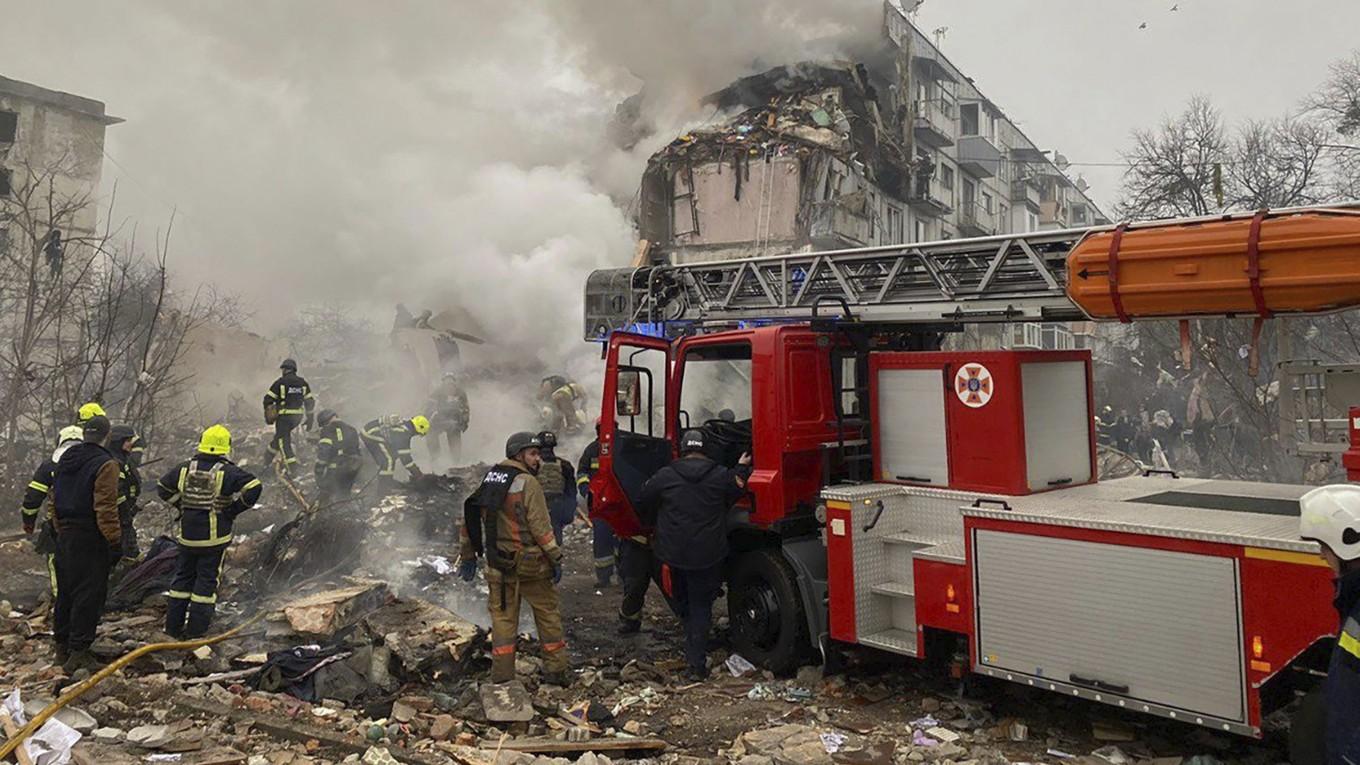 Räddningspersonal i Poltava där minst tre personer uppges ha dödats i en rysk attack mot ett lägenhetshus. Foto: Ukrainska räddningstjänsten via AP