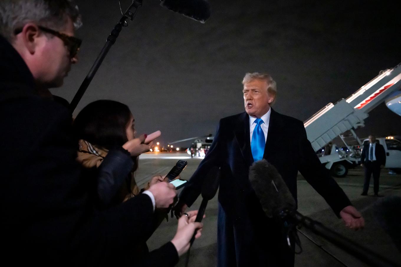 Trump mötte reportrar vid presidentflyplanet Air Force One på söndagskvällen. Foto: Ben Curtis/AP/TT