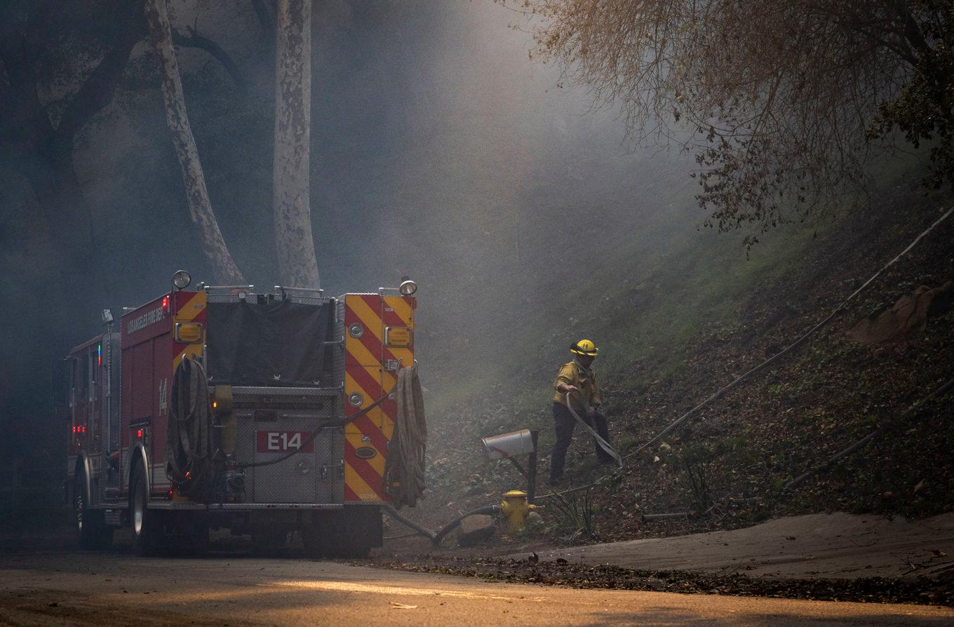 Brandmän bekämpar elden vid Palisades nära Los Angeles den 8 januari. Foto: John Fredricks