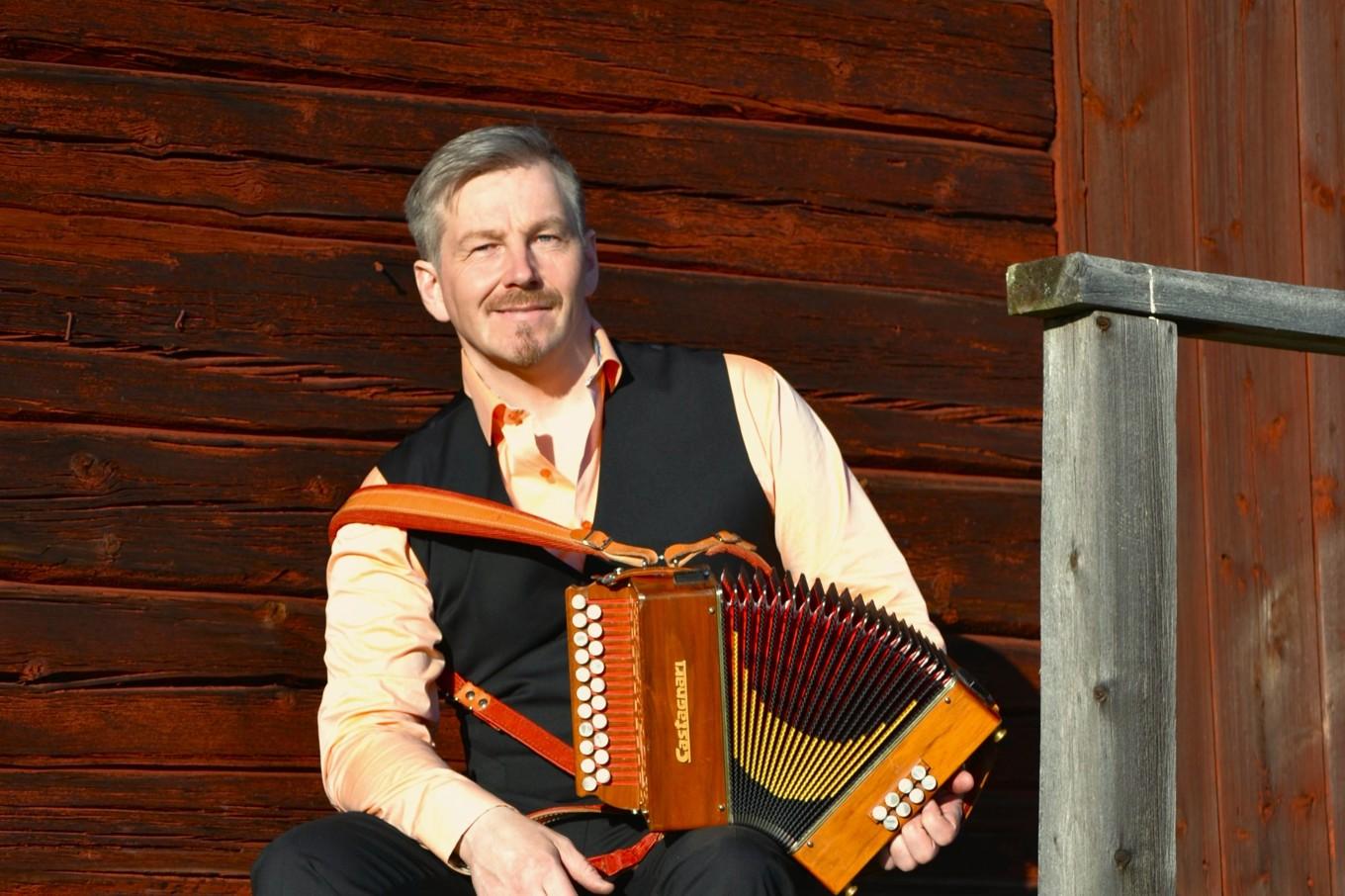 De tidiga dragspelen var tvåradiga och kallas durspel. För att bli riksspelman spelar man upp på ett sådant. I dag är femradiga vanligare, och Fredrik Hangasjärvi spelar på båda. Foto: Josefina Nilsson