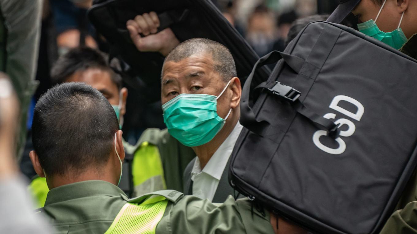 Den sedan 2020 fängslade medieentreprenören Jimmy Lai på väg in till en borgensförhandling i en domstol i Hongkong 2021. 77-åringens anhöriga är oroliga för hans hälsa. Foto: Anthony Kwan/Getty Images