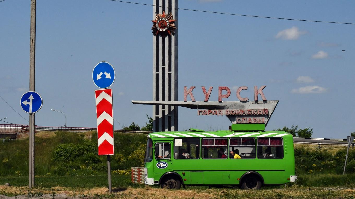 En buss åker förbi en skylt det står Kursk vid den ukrainska gränsen den 28 maj 2023. Arkivbild. Foto: Olga Maltseva/AFP via Getty Images