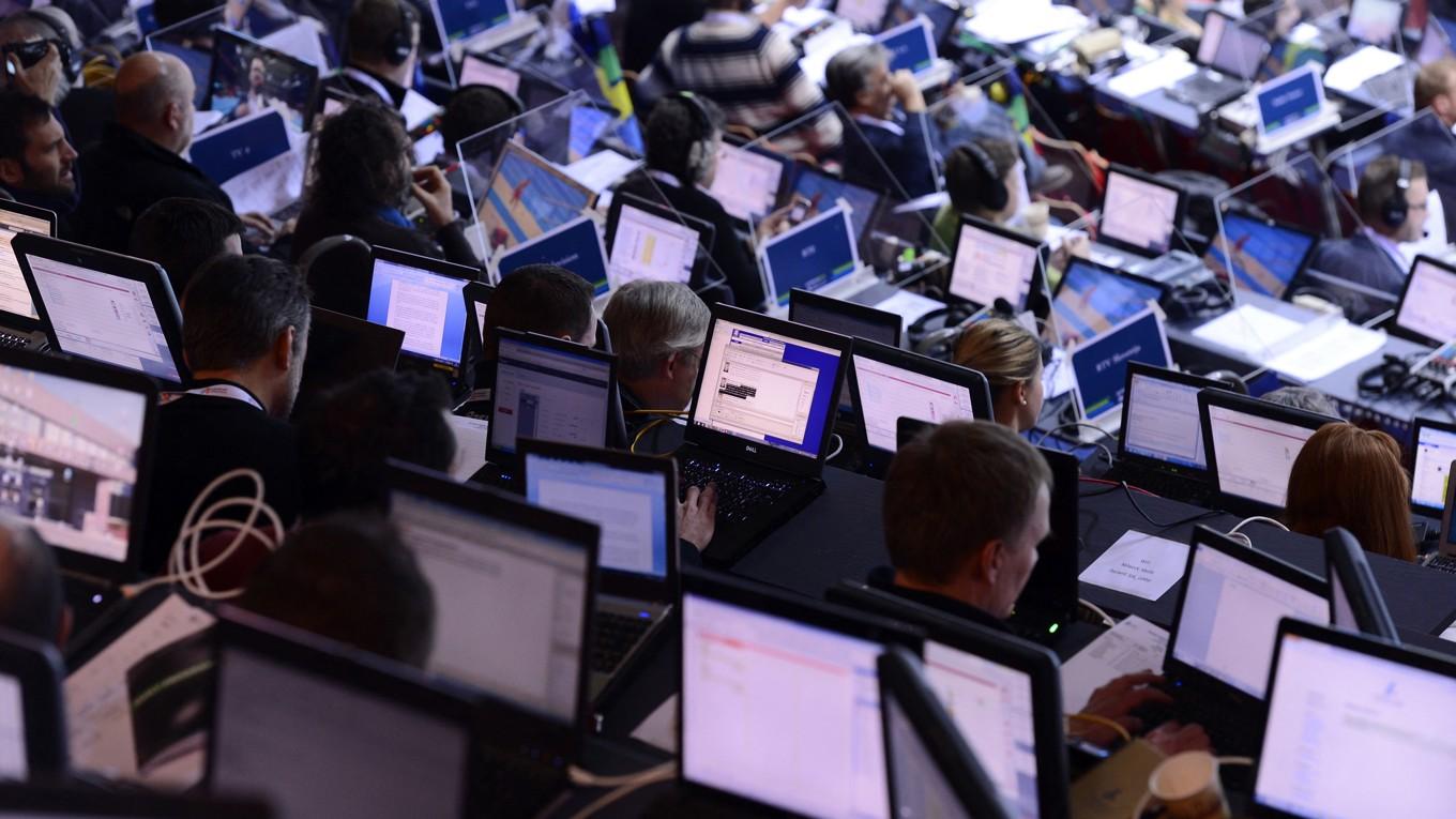 Vid ett sportevent där journalister är uppkopplade på dels samma informationssystem, dels var för sig beroende på var de jobbar. Foto: Jonathan Näckstrand/AFP via Getty Images