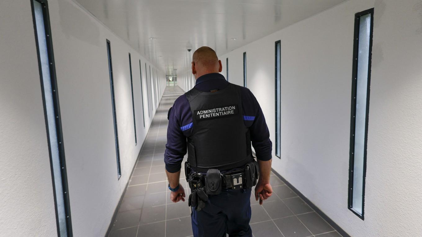 En fängelsevakt går genom en korridor på Fleury-Merogis-fängelset utanför franska huvudstaden Paris. Bilden har inget samband med artikeln. Foto: Geoffroy van der Hasselt/AFP via Getty Images