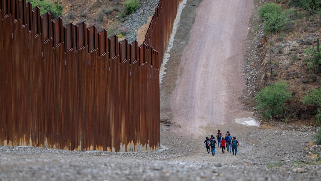 Migranter från Central- och Sydamerika går längs den södra gränsen i Ruby i Arizona i USA den 24 juni 2024. Foto: Brandon Bell/Getty Images